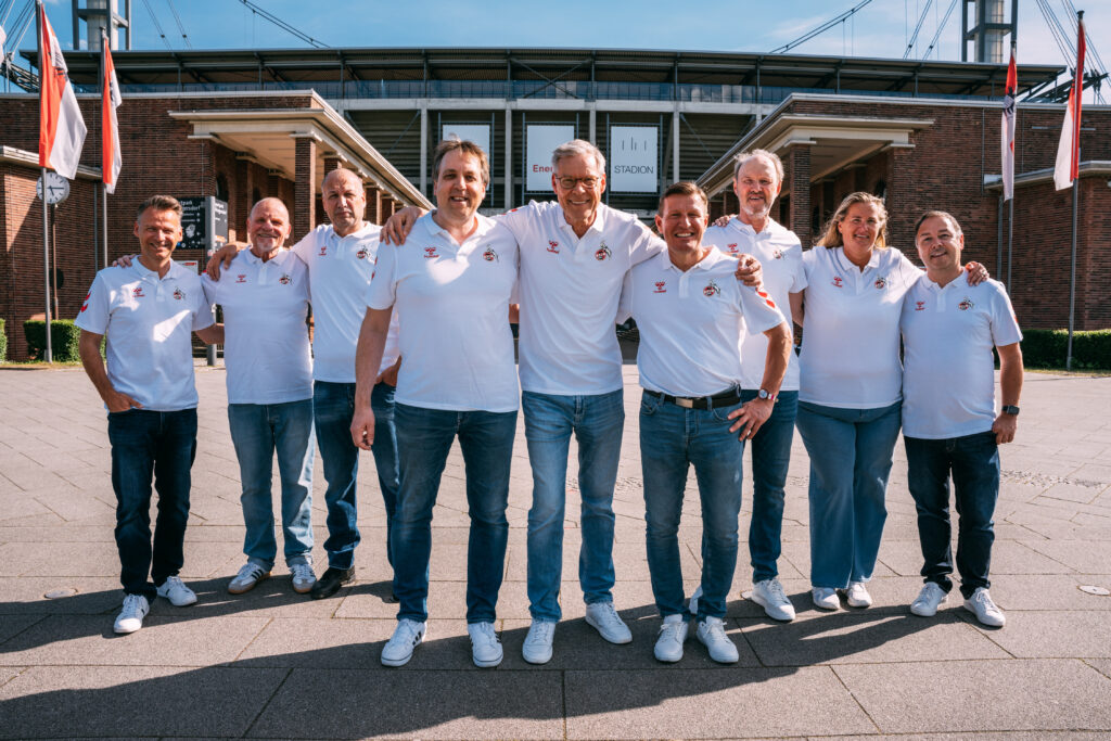Kompetenzteam Team Adenauer bei der 1. FC Köln Vorstandswahl 2025 – Gruppenfoto mit Dr. Sven-Georg Adenauer, Thorsten Kiesewetter, Martin Hollweck und den Experten Caroline Römer-Willemsen, Roland Müller, Martin Kremer, Tobias Kollmann und Roland Koch vor dem RheinEnergieStadion Kompetenzteam Team Adenauer bei der 1. FC Köln Vorstandswahl 2025 – Gruppenfoto mit Dr. Sven-Georg Adenauer, Thorsten Kiesewetter, Martin Hollweck und den Experten Caroline Römer-Willemsen, Roland Müller, Martin Kremer, Tobias Kollmann und Roland Koch vor dem RheinEnergieStadion
