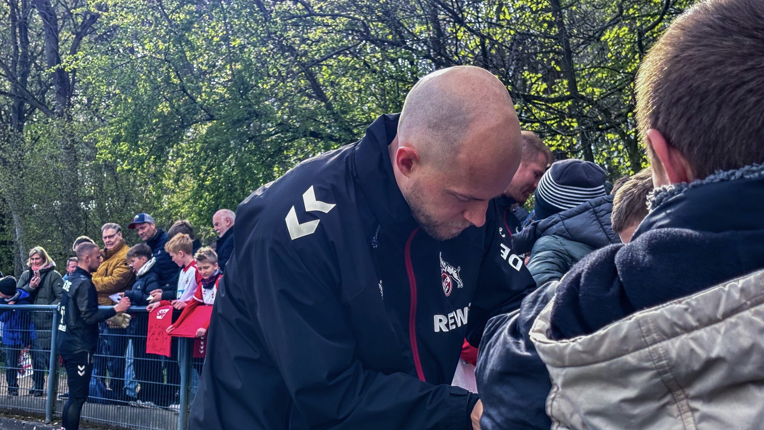 René Wagner, der neue Cheftrainer des 1. FC Köln, schreibt am Geißbockheim Autogramme für Fans vor seinem Debüt gegen Eintracht Frankfurt.