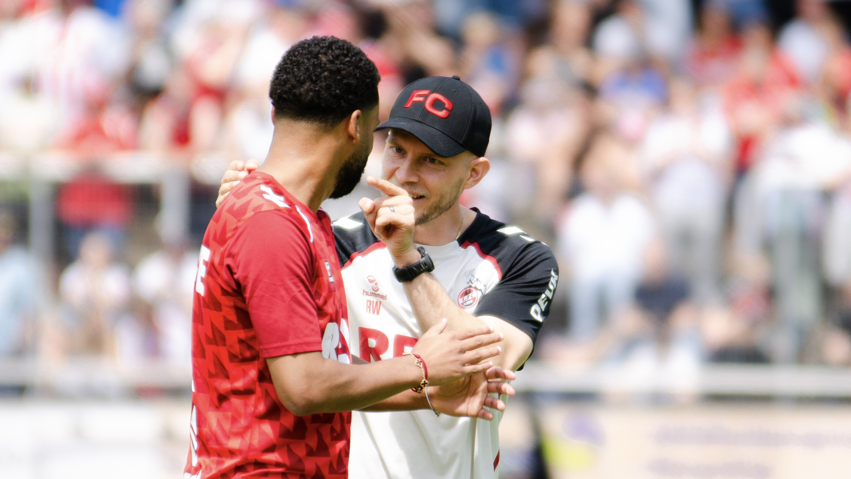 René Wagner und Linton Maina haben Spaß. Blieb Wagner auch in der kommenden Saison noch Trainer des 1. FC Köln